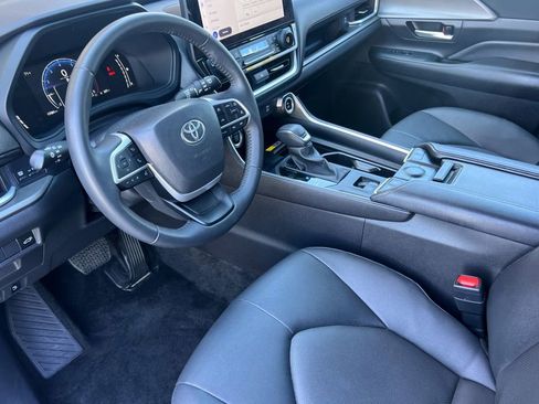 Used 2025 Toyota Grand Highlander XLE image 12