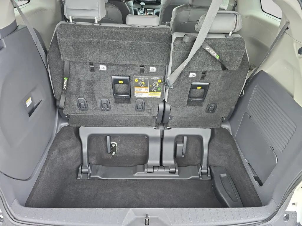 Used 2021 Toyota Sienna XLE FWD image 28