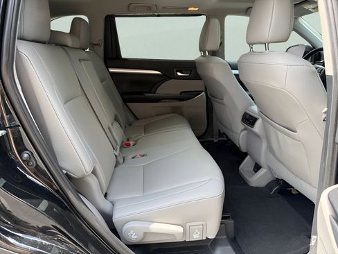 Used 2019 Toyota Highlander XLE FWD image 13
