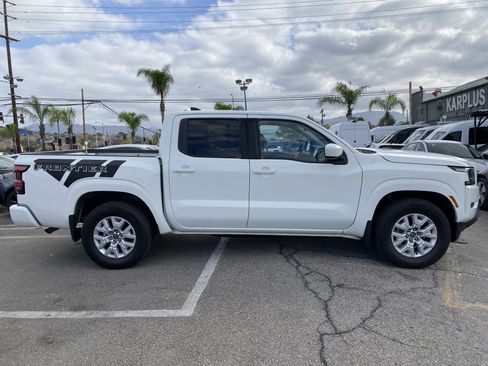 Used 2023 Nissan Frontier SV w/ Graphics Package RWD image 9