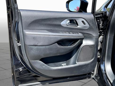 Used 2026 Chrysler Pacifica Limited w/ Uconnect Theater Family Group FWD image 21