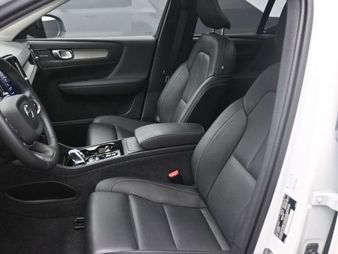 Used 2025 Volvo XC40 B5 Ultra AWD/4WD image 18