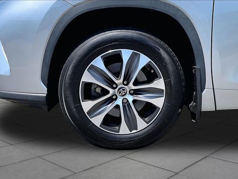Used 2023 Toyota Highlander XLE AWD/4WD image 11