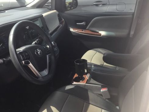 Used 2016 Toyota Sienna Limited Premium FWD image 6