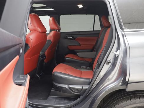 Used 2022 Toyota Highlander XSE AWD/4WD image 14