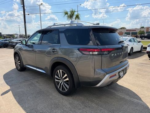 Used 2022 Nissan Pathfinder Platinum w/ Lighting Package (N92) FWD image 3