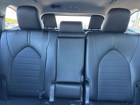 Used 2023 Toyota Highlander XLE image 39