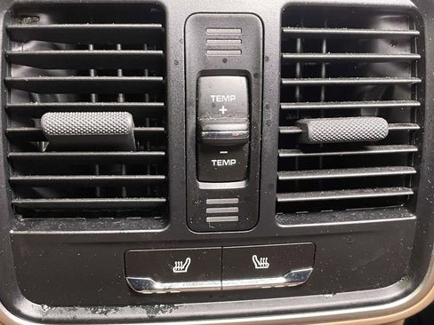 Used 2025 Porsche Macan image 25