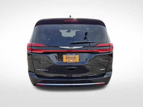 Used 2024 Chrysler Pacifica Touring-L AWD/4WD image 4
