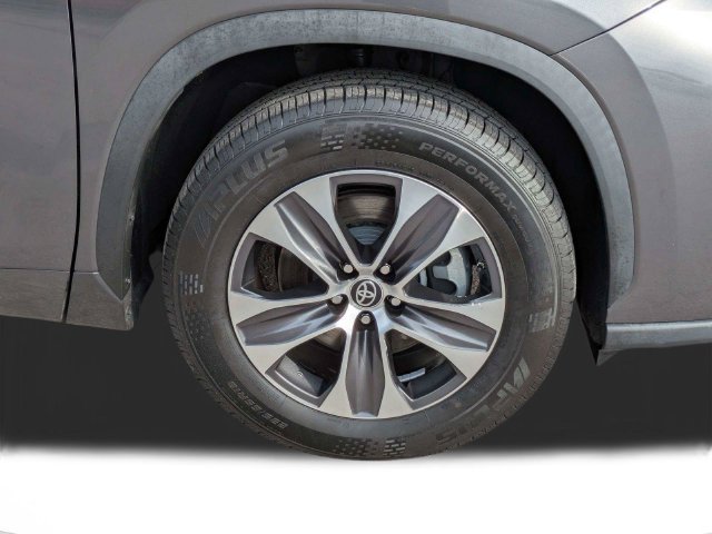Used 2023 Toyota Highlander XLE FWD image 11
