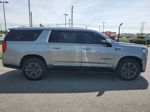Used 2023 GMC Yukon XL Denali AWD/4WD image 7