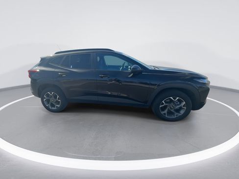 Used 2025 Chevrolet Trax LT w/ LT Convenience Package image 9