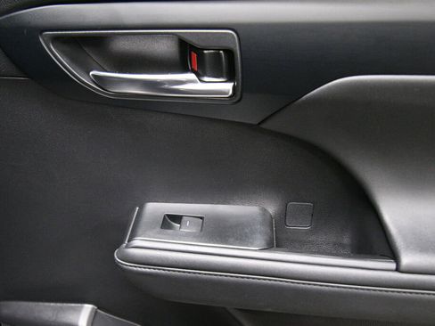 Used 2023 Toyota Highlander XSE image 30