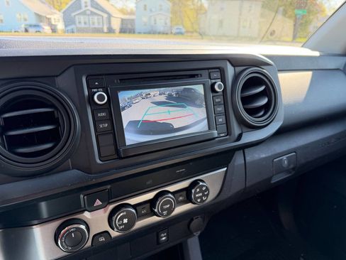 Used 2019 Toyota Tacoma SR AWD/4WD image 11