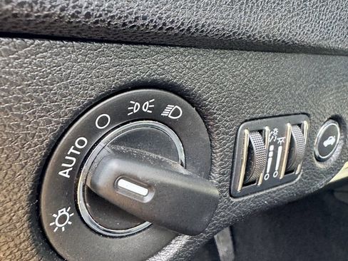 Used 2023 Chrysler 300 Touring w/ Safetytec Plus Group image 12