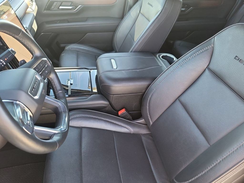 Used 2025 GMC Yukon XL Denali AWD/4WD image 25