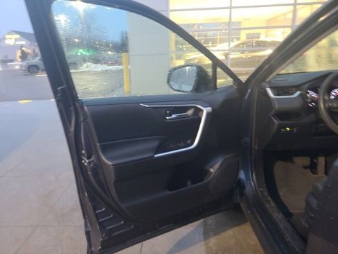 Used 2022 Toyota RAV4 XLE image 17