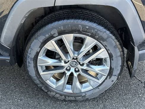 Used 2021 Toyota RAV4 XLE Premium image 5