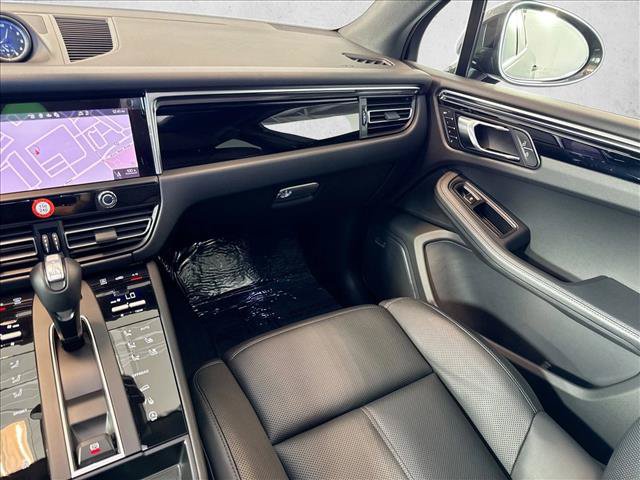 Certified 2026 Porsche Macan AWD/4WD image 22