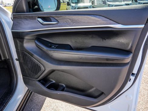 Used 2024 Jeep Grand Cherokee L Limited w/ Luxury Tech Group II image 20