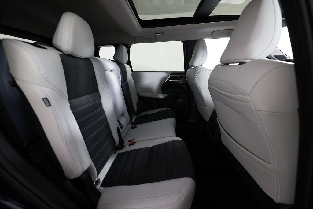 Used 2025 Mitsubishi Outlander SE FWD image 11