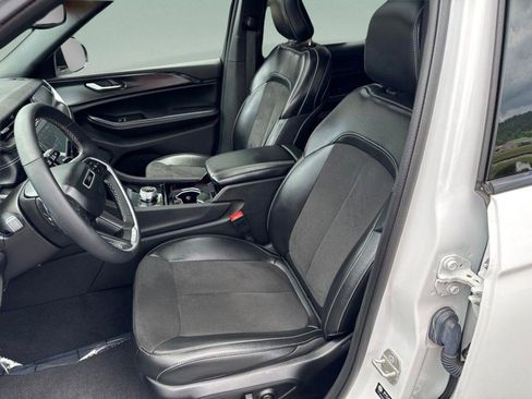 Used 2023 Jeep Grand Cherokee L Laredo RWD image 10