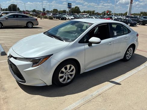 Used 2025 Toyota Corolla LE FWD image 4