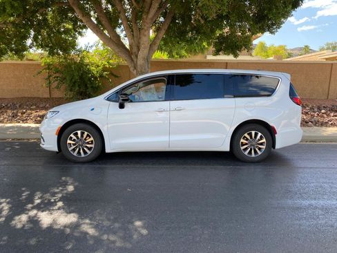 Used 2024 Chrysler Pacifica Limited FWD image 76