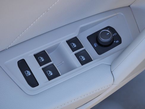 Certified 2024 Volkswagen Tiguan SE AWD/4WD image 19
