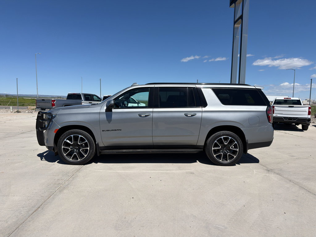 Used 2023 Chevrolet Suburban RST w/ Luxury Package AWD/4WD image 2