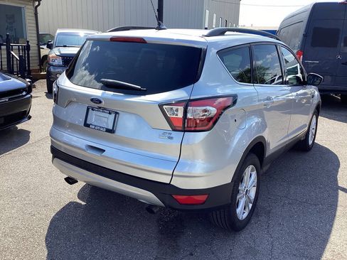 Used 2018 Ford Escape SE w/ SE Sync 3 Package AWD/4WD image 2
