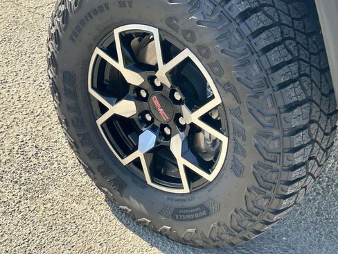 Used 2024 GMC Canyon AT4X image 9