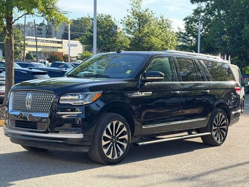 Used 2022 Lincoln Navigator L Reserve AWD/4WD image 2