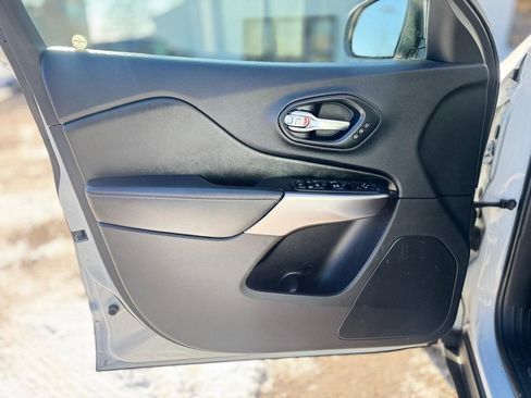 Used 2019 Jeep Cherokee Limited image 12