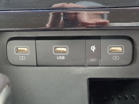 Used 2024 Kia Carnival EX image 23