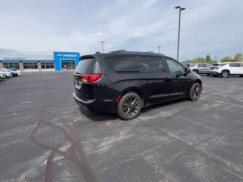 Used 2020 Chrysler Pacifica Touring-L image 8