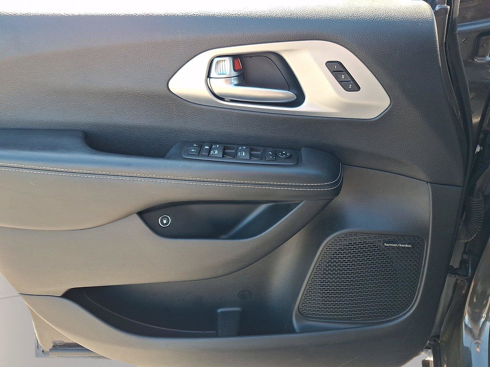 Used 2020 Chrysler Pacifica Limited w/ Advanced Safetytec Group FWD image 11