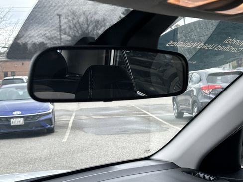 Certified 2025 Hyundai Venue SEL FWD image 28