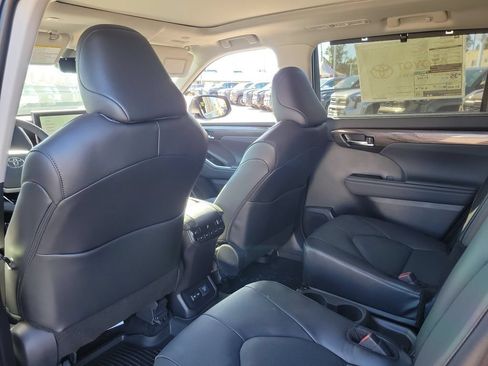 New 2026 Toyota Highlander Platinum AWD/4WD image 16