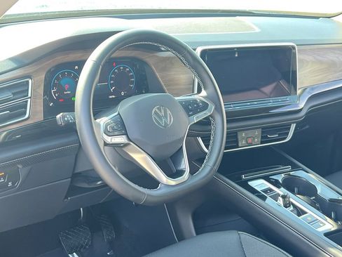 Certified 2025 Volkswagen Atlas SE w/ Panoramic Sunroof Package image 18