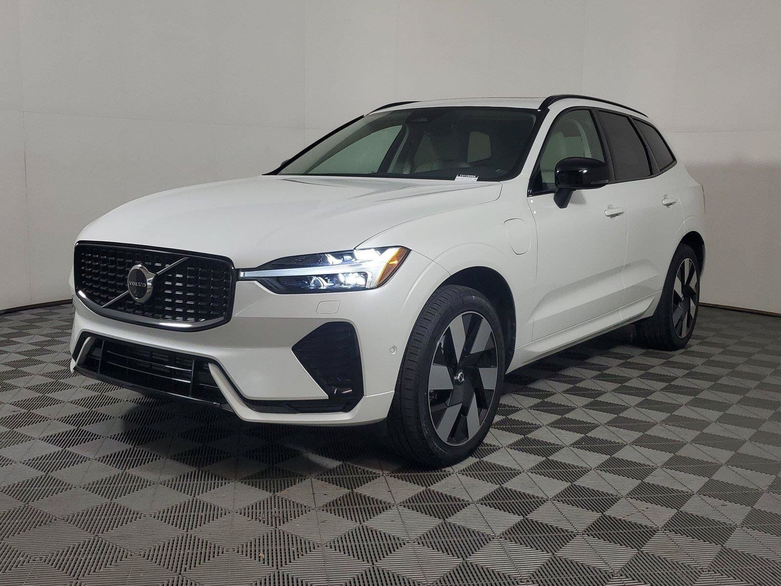 Used 2024 Volvo XC60 T8 Plus w/ Protection Package Premier AWD/4WD image 3