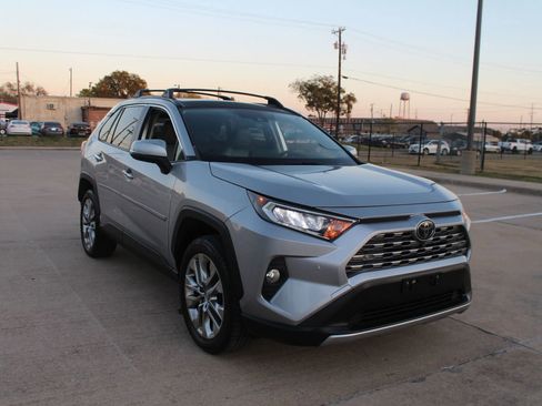 Used 2019 Toyota RAV4 Limited image 2