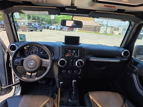 Used 2017 Jeep Wrangler Unlimited Rubicon w/ Connectivity Group AWD/4WD image 14