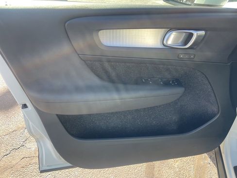 Used 2020 Volvo XC40 T5 Momentum image 9