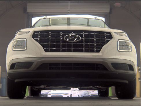Used 2025 Hyundai Venue SEL FWD image 8