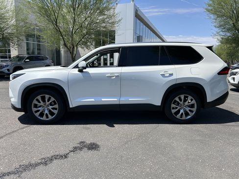 Used 2024 Toyota Grand Highlander FWD image 2