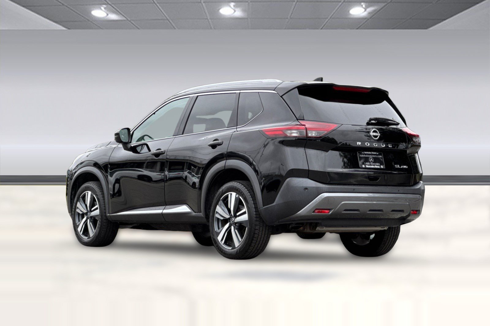 Used 2023 Nissan Rogue SL AWD/4WD image 3