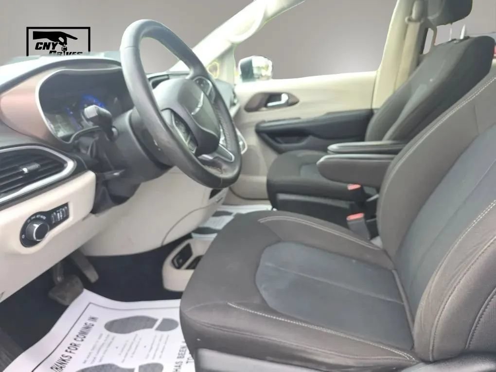 Used 2022 Chrysler Voyager LX FWD image 9