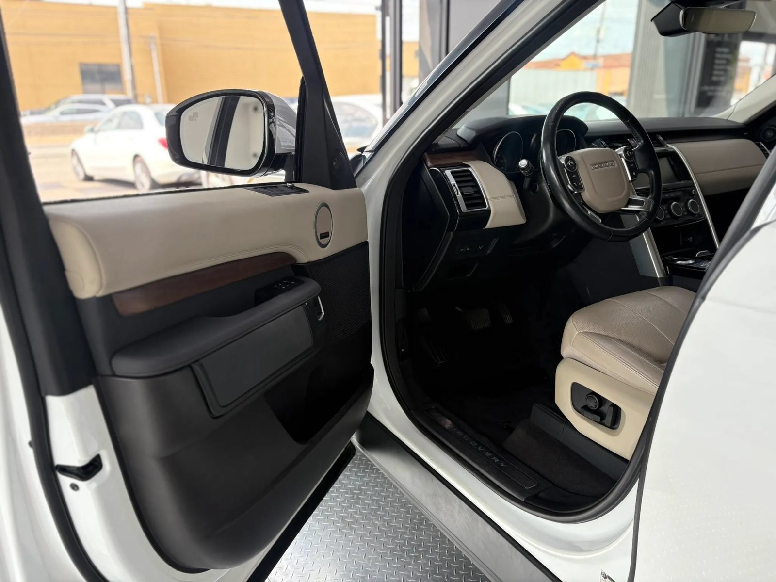 Used 2017 Land Rover Discovery HSE AWD/4WD image 6