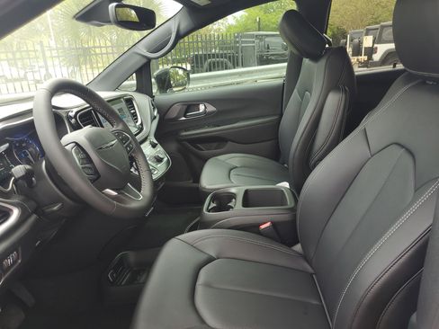 New 2026 Chrysler Pacifica Select image 13